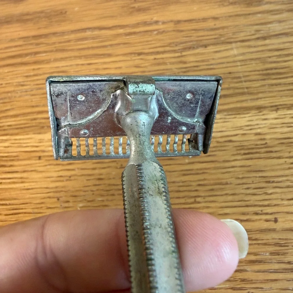 Vintage Ever Ready Single Brooklyn NY Edge Safety Razor Silver Tone Opening